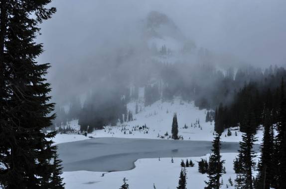 Lago congelado no Mount Rainier National Park, no estado de Washington, oeste dos Estados Unidos